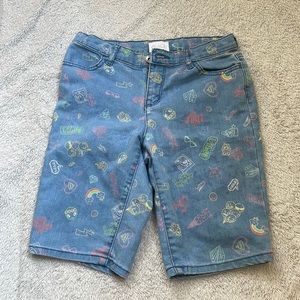 Shorts up to a little above the knee